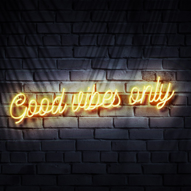 Letras neón "Good vibes only"