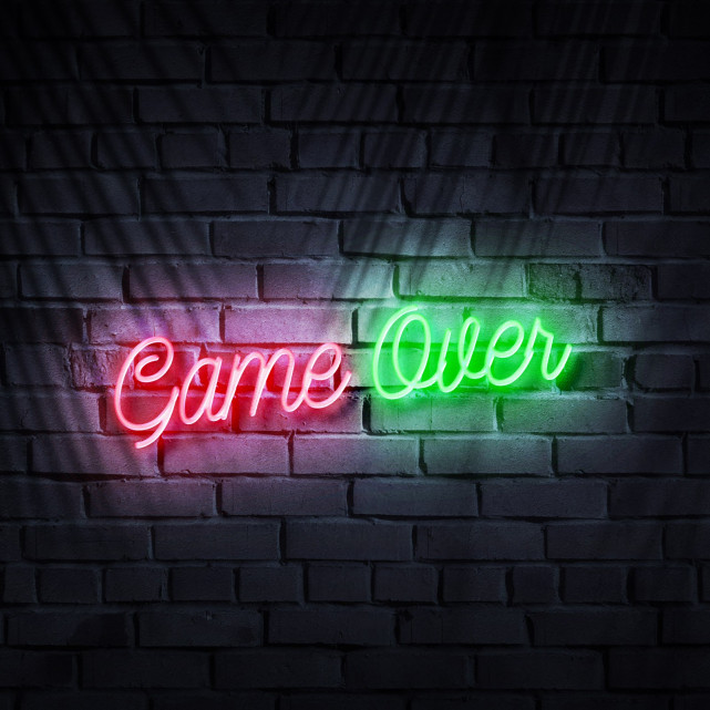 Letras neón "Game over"